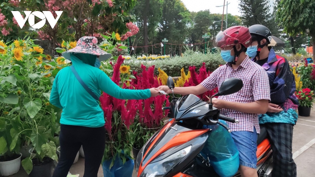 Hoa tươi, cây cảnh ở TP.HCM đắt khách ngày cận Tết